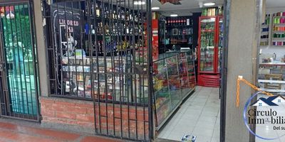 Este local de 22 m² en Envigado, barrio El Dorado, es una excelente oportunidad de venta. Incluye un parqueadero y se sitúa en una planta, destacando por su inmejorable ubicación comercial. Aunque no dispone de baños propios, su estratégica posición asegura proximidad a todas las comodidades. Ideal para diversos negocios en una zona con buen flujo. ¿Interesado? Contáctenos por WhatsApp, "quiero que me contacten" o consulte nuestros teléfonos.