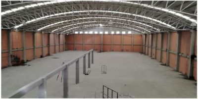 Excelente bodega de 5.000 m² ubicada en Parque Industrial de Mosquera. Cuenta con 3.430 m² de área libre con altura de almacenamiento de 11 metros, dos accesos a nivel con portones de doble altura para ingreso de tractomulas, área de oficinas y servicios de 1.100 m² distribuidos en tres niveles con áreas libres para instalaciones de módulos, zona de carga y parqueaderos de 470 m² para 10 vehículos. Carga eléctrica 45 Kva.
