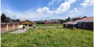 Lote con exclusiva área de terreno en San José de Bavaria, en el norte de Bogotá. Ubicado en una de las zonas residenciales más valorizada de la ciudad. Dos lotes contiguos, con una extensión de 6.600 m². Ideal para el desarrollo de diversos proyectos residenciales, e institucionales. Excelente acceso a servicios públicos e infraestructura. Potencial para múltiples usos.
