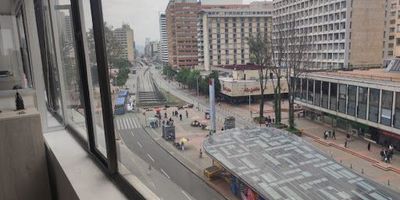 Oficina Rentando contrato desde el primero de julio 2013.Excelente estado con vista al carrera séptima,muy iluminada .Edificio en buen estado sin Parqueadero