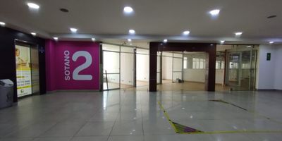 Oficina ubicada en un excelente sector del Municipio de Sabaneta. Esta oficina cuenta con espacios muy amplios y divisiones por modulos, ideal para tu empresa, ya que adicionalmente cuenta con 6 banos de Caballeros y 4 banos de Damas obteniendo asi bienestar para tus empleados y clientes. No dudes y pregunta por este inmueble para proporcionarle crecimiento a tu empresa.