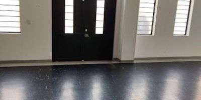 Local grande ubicado en zona comercial de la Ciudad, queda cerca a transporte publico y vías principales de la ciudad.