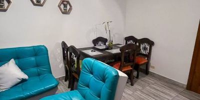 Apartamento en venta, listo para ser habitado. El apartamento dispone de una superficie de 70 metros cuadrados, compuesta por una sala comedor, una cocina integral con red de gas, tres habitaciones con closet y dos baños, así como una zona de ropas y un balcón confortable. Este apartamento se encuentra situado en la urbanización poblado del sur, donde se encuentran excelentes áreas comunes como la piscina, los juegos infantiles, el gimnasio y otros servicios.