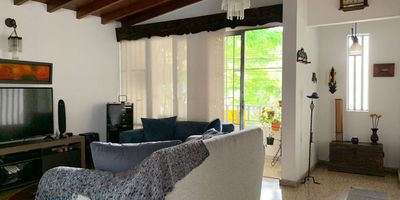 Casa comercial en arriendo en sector muy comercial, cerca a centros comerciales, parques, restaurantes, y una gran variedad de servicios complementarios. Piso en ceramica y madera, 9 espacios, baños, dos niveles, cocineta, cableado de red, techo cielo raso, divisiones en muro y drywall, terraza y balcon. *Inmuebles sujetos a verificación de disponibilidad.*