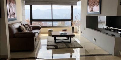 Se arrienda apartamento Amoblado, cerca al tesoro, Área 315 metros, 3 alcobas cada una con baño, la principal con vestier y un closet, las 2 auxiliares con baño, y closet, alcoba de servicio, baños social, balcón, comedor, estudio, biblioteca, zona de ropas, cocina integral abierta, closet de linos, 3 parqueaderos y cuarto útil. Portería 24 horas, parque infantil.
