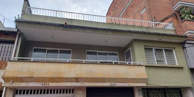 Grandiosa casa comercial en segundo piso con ubicacion estrategica en medio de una amplia oferta comercial, gastronomica, deportiva, educativa y de servicios. Su cercania a vias arterias permite desplazarse con facilidad a cualquier punto del area metropolitana y regiones cercanas. Contactanos para brindarte mas informacion!