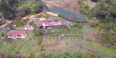 en venta dos lotes ubicados en el corregimiento de san Cristóbal vereda ilusión, Casa principal con
aproximadamente 14 m2 de ancho x 8 de largo. Son 112m2 Salón-comedor, 3 alcobas
más servicio, 2 baños, cocina semi integral, zona de ropas o patio, cuenta con acabados
constructivos sencillos, tiene buena distribución interior y cuenta con mucha zona de
parqueadero propio, tiene casa de mayordomo con 8.80 m2 x 5.1m2 aproximadamente son
44.88 m2 , caballerizas tiene aproximadamente 96 m2 y abundante zona verde.
El lote de terreno sobre el cual se construyó el inmueble es de forma rectangular y su
topografía es inclinada oriente-occidente.