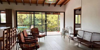 Casa en arriendo en unidad cerrada cerca a vias principales, sector campestre y poco flujo vehicular y servicios complementarios. Piso en ceramica y madera, dos niveles, chimenea, sala y comedor independiente, estudio, biblioteca, esta de tv, 4 alcobas con baño en la prncipal, cocina integral abierta, terraza, jardin y parqueaderos descubiertos. Conjunto cerrado con zonas verdes, vigilancia, porteria 24 horas, citofonia y circuito cerrado de tv *Inmuebles sujetos a verificación de disponibilidad.*