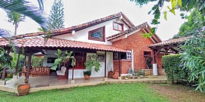 Venta casa campestre en Condominio de Pance, zona de alta valorización, tranquila, cerca a colegios, universidades, supermercados, centros comerciales, con amplias zonas verdes alrededor que brindan un ambiente acogedor y de privacidad. La casa tiene una generosa terraza, sala, comedor, cocina amplia y luminosa, patio de ropas, cuarto de servicio con baño. Consta en su primer piso tres habitaciones de gran tamaño y amplios ventanales, dos de ellas con closet , baño auxiliar completo, la habitación principal con baño privado y closet, la cual tiene una bella puerta ventana en madera que comunica con el jardín. Unas lindas escaleras en caracol conducen a la guardilla donde encontramos una zona para estudio, un mueble para biblioteca y otro cuarto con closet y baño privado.  El parqueadero cubierto tiene capacidad para 3 vehiculos.  El condominio cuenta con piscina para niños, adultos, zona de juegos infantiles, zonas verdes, porteria y vigilancia 24/7. Valor admon incluye acueducto, jardinero, porteria.
