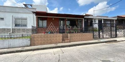 Se vende casa con estratégica ubicación en la zona de Providencia en Pereira, con un entorno cerca a edificios residenciales, colegios, iglesia, parques, restaurantes, Tiendas D1, Museo de Arte de Pereira, Terminal de entre otros. Cuenta con diferentes vías de acceso que permiten llegar y salir con facilidad.


La casa es de 1 nivel, cuenta con una área construida de 117 m², cocina integral, sala comedor con acabados en veneciano, 4 habitaciones, (posibilidad de una 5 habitación), 2 baños, zona de ropas y sin parqueadero.