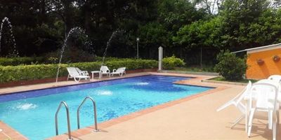 Se vende casa Finca cerca a Santa Fe de Antioquia, a 5.5 km via Bolombolo, casa de dos niveles, 3 habitaciones, 2 banos, sala comedor y cocina, patio, zona de parqueadero para 10 carros.
