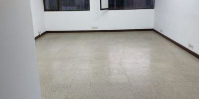 Se arrienda local en segundo piso en la Ceja, cuenta con con bano y cuarto util Cerca a parque principal, centro comerciales, estacion de policia, sector de comercio, facilidad de transporte
canon: 1.300.000+ administracion:120.000
