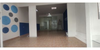 Local de 128 m2, con tres baños, con rampla, con espacio de residuos peligrosos, excelente iluminación,  punto ideal para sector de la salud.
