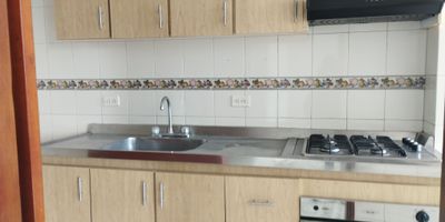 Apartamento en venta de 80 M2 sector Granadillo, piso 3, sala comedor, 2 alcobas con closets en madera, 1 baño, alcoba de servicio con baño , área de labores , cocina integral independiente, pisos en granito de Mármol, lado sombra, parqueadero asignado, vigilancia 24 horas.

Valor $ 250.000.000
Administración $ 442.000