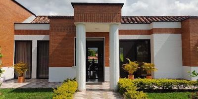 Esta propiedad en Combia ofrece una experiencia de vida excepcional. Con seis alcobas, una biblioteca estudio, seis baños y espacios comunes elegantes como la sala de estar y el comedor, cada detalle ha sido cuidadosamente diseñado para el máximo confort. La amplia cocina y las variadas zonas verdes añaden un toque de lujo y conexión con la naturaleza. Ubicado a solo 7 minutos del Aeropuerto Matecaña y a 10 minutos de Pereira, está casa ofrece una combinación perfecta de tranquilidad rural y accesibilidad urbana. Asesor José Luis Tamayo asesor 