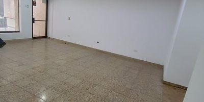 Te ofrecemos este hermoso local comercial, ubicado en pleno centro de Envigado, la ciudad con mayor dinamismo económico de la región.

 


Con un área de 40m2, un amplio y luminoso baño, este espacio es ideal para abrir tu negocio. Cuenta con acceso directo desde la calle principal, lo que asegura una gran afluencia de clientes todos los días.




Ubicado a pasos de los principales colegios y universidades de la zona, así como de grandes centros comerciales. Además, la excelente conectividad del transporte público te permite recibir pedidos y mercancía de toda la región en tiempo récord.




¡No dejes pasar esta oportunidad de oro para estar en el corazón neurálgico del valle de Aburrá! Contactanos hoy mismo para agendar una visita.