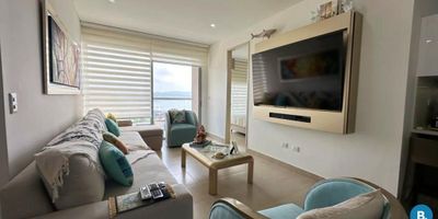 ¡Bienvenido a este espectacular apartamento frente al mar en Punta Roca, con 99 m2, dos acogedoras habitaciones, cocina abierta, dos baños, parqueadero y depósito, este hogar ofrece comodidad y estilo. Disfruta de la exclusividad con acceso a la piscina, jacuzzi y zona social, mientras te deleitas con la impresionante vista al mar que transformará cada día en una experiencia inolvidable. ¡Aprovecha esta oportunidad única para vivir envuelto en la serenidad y el encanto del mar, contáctanos!