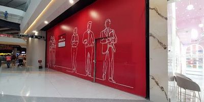 Local comercial para estrenar ubicado en Bello a cinco minutos de la estacion bello, cuenta con muy buen espacio y altura, se encuentra en zona comercial, esta cerca a via principal, el centro comercial cuenta con cajeros, parqueaderos, ascensores, tiendas de ropas, zona de comidas, entre otras, no pierdas esta gran oportunidad y llamanos