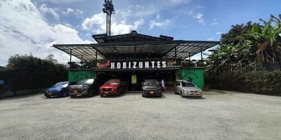 Comodo local en el sector de llanogrande en Mall Horizontes con amplia variedad de comercio, cercano al sector la amalita, a 15 minutos del aeropuerto Jose Maria Cordova , 8 minutos del Centro Comercial Jardines de Llanogrande , 5 minutos de San Antonio de Pereira. Cuenta con amplia zona de parque, cars service, lavadero de vehiculos y una amplia zona de comida. Agenda tu cita.