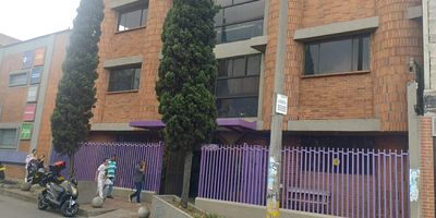 "Bienvenido al corazon vibrante de Medellin! Descubre el espacio perfecto para tu institucion educativa, de salud, gubernamental o afin. Con una ubicacion privilegiada en el centro de la ciudad, este inmueble te ofrece mucho mas que solo una direccion.

Imagina salones llenos de posibilidades, cafeterias acogedoras que fomentan la colaboracion y recepciones que dan la bienvenida con calidez y profesionalismo. Aqui, encontraras todo lo que necesitas para llevar a cabo tu mision con excelencia.