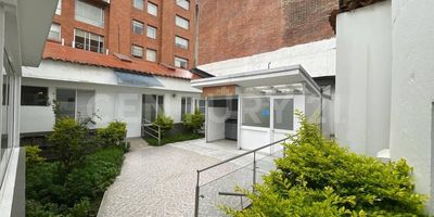 Se renta casa comercial en el chico, esquinera, ideal para uso médico,  pero con potencial de adaptación para otros fines o incluso construcción. La propiedad tiene un área de veinte metros de frente por treinta y dos metros de fondo. En el primer piso hay veintitrés cubículo para oficina independientes con divisiones de vidrio, tres baños, una plazoleta jardín con cafetería. Una escalera en caracol lleva al segundo piso, que cuenta con dos oficinas privadas, un baño y balcón con vista a la Calle 93. El sótano, con acceso por escaleras y rampas internas y externas, tiene una oficina, un baño y depósito. Está ubicada en una zona estratégica, esquina de la calle noventa y tres y la carrera treinta, cerca de la clínica Cafam y a pocas cuadras del Parque de la noventa y tres, rodeada de comercios, hoteles y restaurantes de alto nivel.