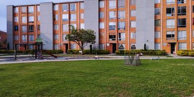 ACOGEDOR APARTAMENTO EN VENTA, ubicado en el barrio Castilla, 57m, en cuarto piso sin ascensor pero tiene escaleras amplias,  vista exterior, excelente ubicación, comercio aledaño sin dejar de ser residencial, centro comercial,  vías de acceso como la Av. Boyacá y a transporte público, conjunto privado con portería y vigilancia 247, zonas comunes son  3 habitaciones, la principal con closet, 2 baños con ducha, cocina cerrada integral, sala comedor iluminación natural, zona de lavanderia, parqueadero comunal, agende su cita para que pueda apreciar los espacios de este apartamento a detalle y decida por una excelente opción, PRECIO NEGOCIABLE.