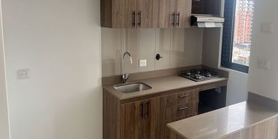 Codigo 30204. Apartamento en arriendo ubicado en Rionegro sector San BartoloApartamento en arriendo ubicado en Rionegro sector San BartoloCerca a: Clínica Somer, City medica, Iglesia San Antonio, Variedad de restaurantes, Bares y postres, Tiendas D1, Jumbo, Parque San Antonio y Transporte Rionegro - La Ceja, Rionegro - San Antonio.Descripción general: 3 habitaciones con closet, 2 baños, Salon - comedor, Cocina abierta integral, Zona de ropas, Balcón, Parqueadero sencillo, Cuarto útil, Red de gas y Servicios públicos.La unidad cuenta con Portería 24 horas, Lobbie, Coworking, Parque infantil, Salón de juegos para niños, Cancha, Salón de juegos para adultos, Gimnasio, Salón social, Zona de bbq, Piscina para adultos, Piscina para niños, Sauna, Turco, Zonas verdes, Zona de mascotas y Parqueadero de visitantes.