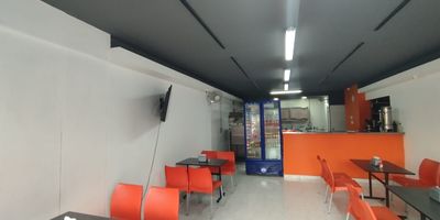 Excelente local de 80 metros cuadrados ubicado en un centro comercial en Itagui. El espacio cuenta con zonas amplias y se encuentra cerca de la zona de comidas, lo que lo hace ideal para cualquier tipo de negocio que requiera visibilidad y facil acceso para los clientes.