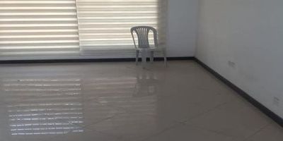 Se ARRIENDA LOCAL COMERCIAL, segundo piso en Bello sector Cabañas, con un área de 160 m2, local con 5 espacios, con recepción, comedor auxiliar, 2 baños, piso en cerámica. Cuenta con excelentes rutas de transporte publico, a dos cuadras de la Estación Madera y de la Autopista Norte.