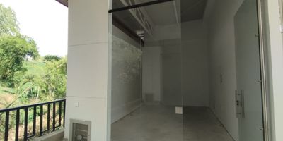 Estas buscando un local comercial cerca de la zona de Condina? Tenemos una excelente opcion para ti: un local ubicado en un nuevo mall comercial que brinda la oportunidad de innovar tu negocio y llevarlo a un entorno de tranquilidad. Situado en un area exclusiva rodeada de casas campestres, lo que asegura una clientela selecta, este espacio ofrece acceso a mas de 30 parqueaderos y cuenta con banos y areas comunes dentro del mall. Ven y conocelo para que te animes a ubicar tu negocio aqui!