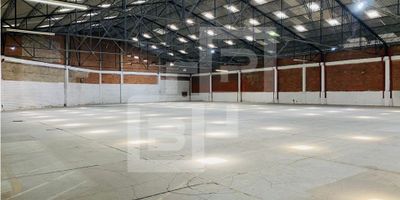 BODEGA Y PROYECTOS LES OFRECE EXCELENTE BODEGA PARA LA VENTA, Ubicada al sur de la ciudad en zona netamente industrial, la bodega cuenta con zona cargue y descargue, pisos con capacidad de 5 ton por mtr2, 2 puerta camión, altura de 6 mtrs, energía trifásica, zona de oficinas operativas y administrativas, zona de empleados bastante amplia, Ideal para cualquier tipo de operación, también cuenta con amplias zonas de parqueaderos de visitantes y empleados, ubicándola muy  cercana a la autopista sur, la regional y diferentes rutas de transporte público.
