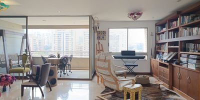 Apartamento en arriendo y venta unidad cerrada cerca a vias principales y cercano a múltiples servicios complementarios. Piso en marmol y madera, puerta de seguridad, sala y comedor independiente, biblioteca, 2 alcobas con baño en cada una, cocina integral abierta tipo americano, alcoba y baño de servicio, balcon y parqueaderos paralelos cubiertos . Unidad con piscina, salon social, parque infantil, placa polideportiva, zonas verdes, vigilancia 24 horas y circuito cerrado de tv. *Inmuebles sujetos a verificación de disponibilidad.*