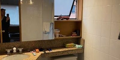 Hermoso apartamento con vista a los cerros orientales con lindo balcón, una habitación, dos baños y cocina integrada a la zona social.