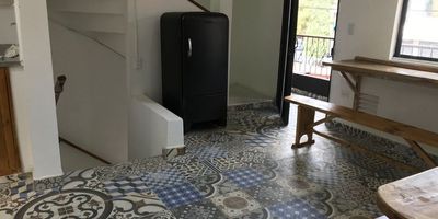 Codigo 23154. Casa comercial amoblada en arriendo ubicada en Medellin sector Belen FatimaCerca a: Bacolombia, Éxito, Parque de Belen, Unidad deportiva y Unicentro.Casa de 2 niveles con una altura de 2.5 metros.Cuenta con: Cocina, Baños comunes: 2, Baños privados: 4, Tipo de energía: Monofasica, Número de espacios: 6 y con pisos de cerámica.