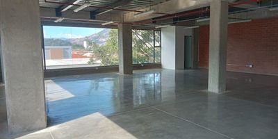 Arriendo bodega segundo piso en edificio para estrenar, un salón amplio, 3 baños, cocineta, buena ventilación e iluminación a media cuadra de toda la 65 próximamente cede de la Sigin.  piso en plaquetas de cemento liso, ascensor.
Capacidad de Carga: una tonelada por metro cuadrado, Canon mas IVA.