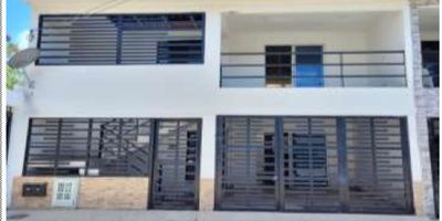 Casa de dos niveles, con acabados distribuido en: Primer nivel: garaje, sala comedor, cocina, patio, tres alcobas, una de ellas con baño, baño social y escaleras; 
 Segundo nivel: balcón, sala comedor, cocina, zona de ropas, tres alcobas, una de ellas con baño privado y baño social. Cuenta con dos unidades de vivienda independientes.