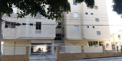 Se arrienda apto de tres alcobas, dos baños, sala, cocina, area de labores, alcoba y baño de servicios, edificio con seguridad 24 horas, piscina infantil, salón social, parqueadero asignado. Conjunto Capri.
