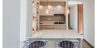 Este lujoso apartamento se encuentra situado en Manizales, la hermosa capital del departamento de Caldas, una de las ciudades más encantadoras y atractivas de Colombia. Con una extensión de terreno, construcción y área privada de 65 M2, esta propiedad es perfecta para aquellas personas que buscan un espacio cómodo y funcional en una ubicación privilegiada.

Diseñado con el máximo confort en mente, este apartamento cuenta con 3 amplias alcobas, perfectas para acomodar a toda tu familia. Además, posee 2 baños completos, uno de ellos en la habitación principal, lo que te brinda mayor privacidad y comodidad. Asimismo, tiene una cocina integral con barra estilo americano, ideal para compartir momentos inolvidables con tus seres queridos.

Pero eso no es todo, este inmueble también cuenta con una serie de características internas que lo hacen aún más atractivo, tales como la admisión de mascotas, agua caliente, balcón privado con una vista encantadora, baño auxiliar, calentador, clósets y piso laminado, que le dan un toque de elegancia y distinción.

En cuanto a sus características externas, este apartamento se encuentra en una urbanización cerrada, con acceso para discapacitados, una amplia zona social para reuniones y eventos, un moderno ascensor, cancha de baloncesto, hermosos árboles frutales, cercanía a la zona urbana, un gimnasio para ejercitar tu cuerpo, parqueadero de visitantes, una refrescante piscina en la que podrás relajarte, portería y recepción con vigilancia las 24 horas y una zona infantil para que tus hijos jueguen y se diviertan en un entorno seguro y tranquilo.

No pierdas la oportunidad de adquirir este increíble apartamento, que lo tiene todo para convertirse en tu hogar perfecto en la encantadora ciudad de Manizales. Contáctanos ahora mismo para más información y con gusto te atenderemos. ¡Haz de este lugar tu nuevo lugar para vivir y ser feliz!
