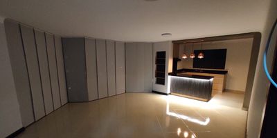 Apartamento en arriendo en unidad cerrada ubicada en Álamos cerca avenida principal, a terminal de transportes, supermercados de cadena, parque principal, centros comerciales, universidades, rutas de transporte publico y servicios complementarios de la zona. Cuenta con tres alcobas y dos baños, salacomedor, estudio, pisos en porcelanato, estufa y calentador a gas, cocina integral mesón en mármol, zona de ropas. La unidad cuenta con parques infantiles y un parqueadero cubierto. Ademas con circuito cerrado de tv y vigilancia las 24 horas. Inmueble sujeto a verificación de disponibilidad.