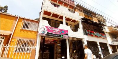 Se vende hermosa casa de 4 pisos con local en el barrio villa del prado (norte) de uso residencial o comercial, con posibilidad para generar ingresos, con excelente ubicación por encontrarse en una de las vías principales de la zona y con aproximadamente 190 MT2 construidos. 

Distribuida de la siguiente manera:

Primer piso: Cuenta con local amplio con más de 5 años de trayectoria en el mercado, y con espacio para parqueo de moto. 

El segundo piso: Con acceso independiente desde el primero piso, cuenta con sala comedor, cocina semi-integral, 1 baño social, un posible estudio y un balcón con vista exterior.

El tercer piso: con 2 habitaciones cada una con closets, la principal con baño y balcón más un baño auxiliar.

El Cuarto piso: en construcción, totalmente en obra negra, con posible habitación y baño, actualmente es la zona de oficios.

Se encuentra ubicada en el norte de la ciudad, sobre vía vehicular, en zona residencial y comercial, con excelentes vías de acceso, como la carrera 5ta, la autopista simón bolívar, la carrera 1era y transporte público, cerca de centro Comercial Único, el tránsito de salomia a sus alrededores se encuentran tiendas, panaderías, restaurantes, gimnasios, droguerías, estación de servicio Biomax.

 
