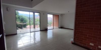 Codigo 30216. Casa en arriendo ubicada en Envigado sector La Intermedia.Cerca a Bancolombia, Manuel Uribe Angel , Cumbre , Tiendas D1, Super mercado Euro, Centro cormecial City plaza, San Lucas, con vías de acceso como La Intermedia, El Escobero y La Loma del Chocho.	Exclente casa en el sector de la intermedia y con maravillosa vista.Descripción general: 3 habitaciones con vestier, 6 baños, Comedor, Zona de ropas, Balcón, Parqueadero doble paralelo, Cuarto útil, Red de gas y Servicios públicos.La unidad cuenta con Portería 24 horas, Parque infantil, Salón de juegos para niños, Cancha, Salón de juegos para adultos, Gimnasio, Salón social, Zona de bbq, Piscina para adultos, Piscina para niños, Sauna, Turco, Zonas verdes, Zona de mascotas y Parqueadero de visitantes.