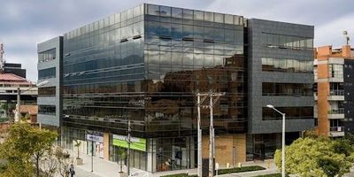 Espectacular consultorio ubicado en edificio medico en el barrio la calleja, cerca a la clínica reina Sofia,  y Acomedicas, se encuentra ubicado en cuarto piso. exterior,, con vista hacia el sur de la ciudad, 
El consultorio cuenta con divisiones en vidrio, luz blanca, posibilidad de venta con muebles seiscientos ochenta millones. 