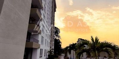 ¡Se arrienda apartaestudio! Ubicado en conjunto cerrado en el sector residencial de Galicia, lugar rodeado de naturaleza que se caracteriza por su tranquilidad y estupendo clima cálido, donde podrás tener el privilegio de escuchar animales del bosque y los del parque Ukumari y gozar de gran vista con de los mejores atardeceres de la ciudad de Pereira. Algo a resaltar es una zona con mayor crecimiento urbanístico y alta valorización en la ciudad de Pereira, teniendo un entorno cerca a restaurantes, supermercados, Mall Comercial de Galicia, Centro Logístico, Eje Cafetero, Cerritos, universidades, Colegios, iglesias y hoteles, entre otros.

El inmueble que se encuentra en un segundo piso cuenta con un área aproximada 40 m2, espacios muy generosos, sala comedor, cocina semi integral, zona de ropas, baño social, 1 habitación con balcón, excelente ventilación e iluminación natural. Es uno de los nuevos conjuntos cerrados con zonas sociales completas que te ofrecen comodidades que podrás disfrutar como: piscina, turco, sauna, ciclo, ruta, parque canino, salón social, solárium con pérgola, zona BBQ, juegos infantiles, circuito de trote y parqueaderos para visitantes. Además cuenta con planta eléctrica en zonas comunes, circuito cerrado de TV, cerramiento perimetral y portería con vigilancia las 24 horas.

Precio del canón es más administración.