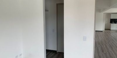 Venta de apartamento ubicado en sector de sabaneta 90.1 mts, 2 habitaciones con posibilidad de estudio o tercera habitación 3 baños cocina  integral abierta ,Dos espacios para estudio ,1 parqueadero lineal doble 1 cuarto útil