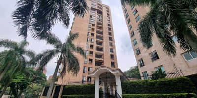 Bienvenido a la oportunidad de adquirir este exclusivo apartamento ubicado en el prestigioso barrio de Normandía oeste de Cali. Con una impresionante lista de características de lujo y una ubicación privilegiada con vistas panorámicas de Cristo Rey y río Cali, este apartamento es verdaderamente una joya en la ciudad. Desde el momento en que ingresas, te da la bienvenida una puerta blindada que garantiza la seguridad y tranquilidad de tu hogar, disfruta de una amplia sala de estar y un comedor elegante, diseñados para ofrecer comodidad y estilo. Un  enorme balcón, equipado con un bar y un mueble empotrado con nevera y lava copas, ofrece el escenario perfecto para disfrutar de las vistas espectaculares mientras te relajas con tus seres queridos, la cocina está equipada con una isla central, ofreciendo un espacio funcional, 4 amplias habitaciones, cada una con su propio baño privado y closet, este apartamento ofrece un refugio tranquilo y privado para toda la familia, los acabados y enchapes de lujo añaden un toque de elegancia a cada espacio.