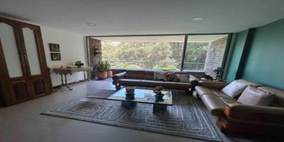 Codigo 30224. Apartamento en arriendo ubicado en Envigado sector Camino Verde Cerca a  Tiendas D1 y de La Universidad de EnvigadoDescripción general: 3 habitaciones, 1 vestier, 2 closets,  3 baños, Salon - comedor,Cocina abierta integral, Biblioteca o estudio, Zona de ropas, Estar de alcobas, Balcón, Parqueadero doble lineal, Cuarto útil, Red de gas y Servicios públicos.La unidad cuenta con Portería 24 horas, Lobbie, Parque infantil, Salón de juegos para niños, Gimnasio, Salón social, Zona de bbq, Piscina para adultos, Piscina para niños, Zonas verdes, Zona de mascotas y Parqueadero de visitantes.