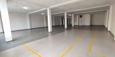 Codigo 30177. Bodega en arriendo ubicada en Medellín sector GuayabalCerca a: Bancolombia, Iglesia del parque de Cristo Rey, Restaurantes, Tiendas D1, Avenida Guayabal y Avenida Regional.Bodega con una altura de 2.9 metros.Cuenta con: Puerta peatonal, Baños comunes: 3, Tipo de energía: Monofasica, Capacidad eléctrica: 110 - 220, Capacidad de malacate: 300 kg y con pisos de concreto reforzado.