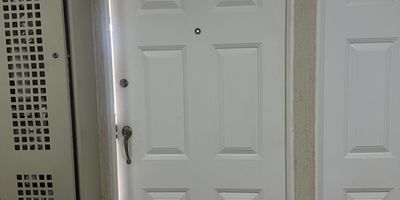 Hermoso apartamento, excelente ubicación, buena iluminación, sala, comedor, cocina integral, zona de ropas, balcón, 3 alcobas la principal con baño, estudio, baño social completo; en conjunto cerrado, vigilancia las 24 horas, 2 porterías, parqueaderos de visitantes, cancha múltiple, bbq, gimnasio, piscina.