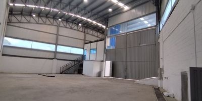 Codigo 30184. Bodega en arriendo ubicada en Caldas sector Doble CalzadaCerca a: Bancolombia, Hospital de Caldas, Iglesia parque de Caldas, Cocorollo, Éxito, Tiendas D1, Unidad deportiva La Tablaza, Centro comercial Mayorca y Doble Calzada Variante de Caldas.Bodega de 2 niveles:Altura de nivel 1: 8 metrosAltura de nivel 2: 2.80 metrosCuenta con: Puerta peatonal, Puerta camión, Cocineta, Baños comunes: 2 + 1 orinal, Baños privados: 2, Altura de puerta: 6 metros, Tipo de energía: Trifasica, Capacidad eléctrica: 75 kva, Parqueadero de visitantes: 5, Parqueaderos privados: 5, Número de espacios: 3 y con pisos de cemento duro reforzado.