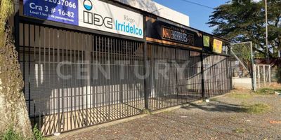 Se vende bodega en Jamundí ubicada sobre la vía Panamericana, muy cerca a la parcelación La Morada, cuenta con tres locales comerciales rentando actualmente. LOCAL 1: cuenta con salón, Mezanine, 1 Baño y Puerta Eléctrica. LOCAL 2 : cuenta con salón, Mezanine, 1 Baño y Puerta Eléctrica. Local 3 cuenta con salón, Mezanine, 2 Baños y Puerta Eléctrica. El inmueble cuenta con sistema con almacenamiento de agua y bombeo para los 3 locales.